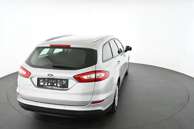 Ford Mondeo view 12