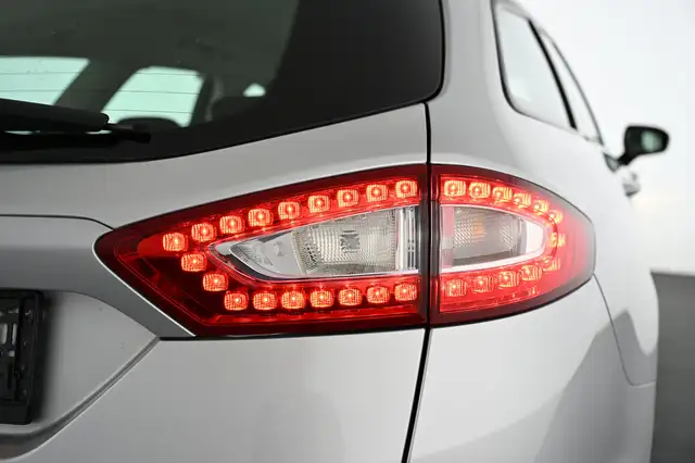 Ford Mondeo view 14