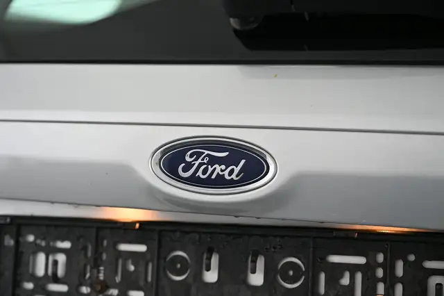 Ford Mondeo view 13
