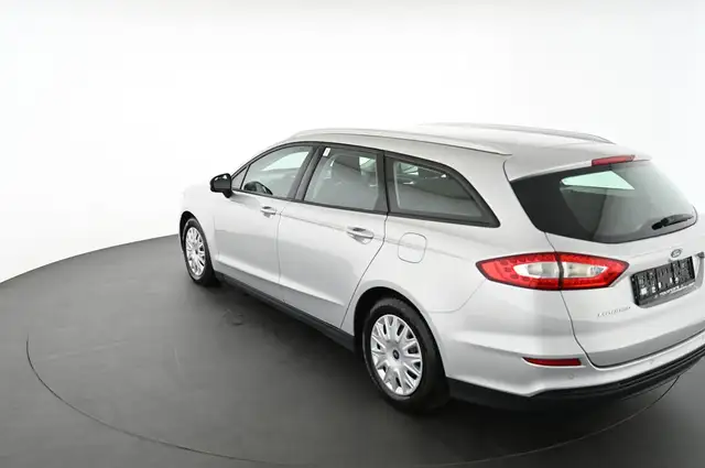 Ford Mondeo view 9