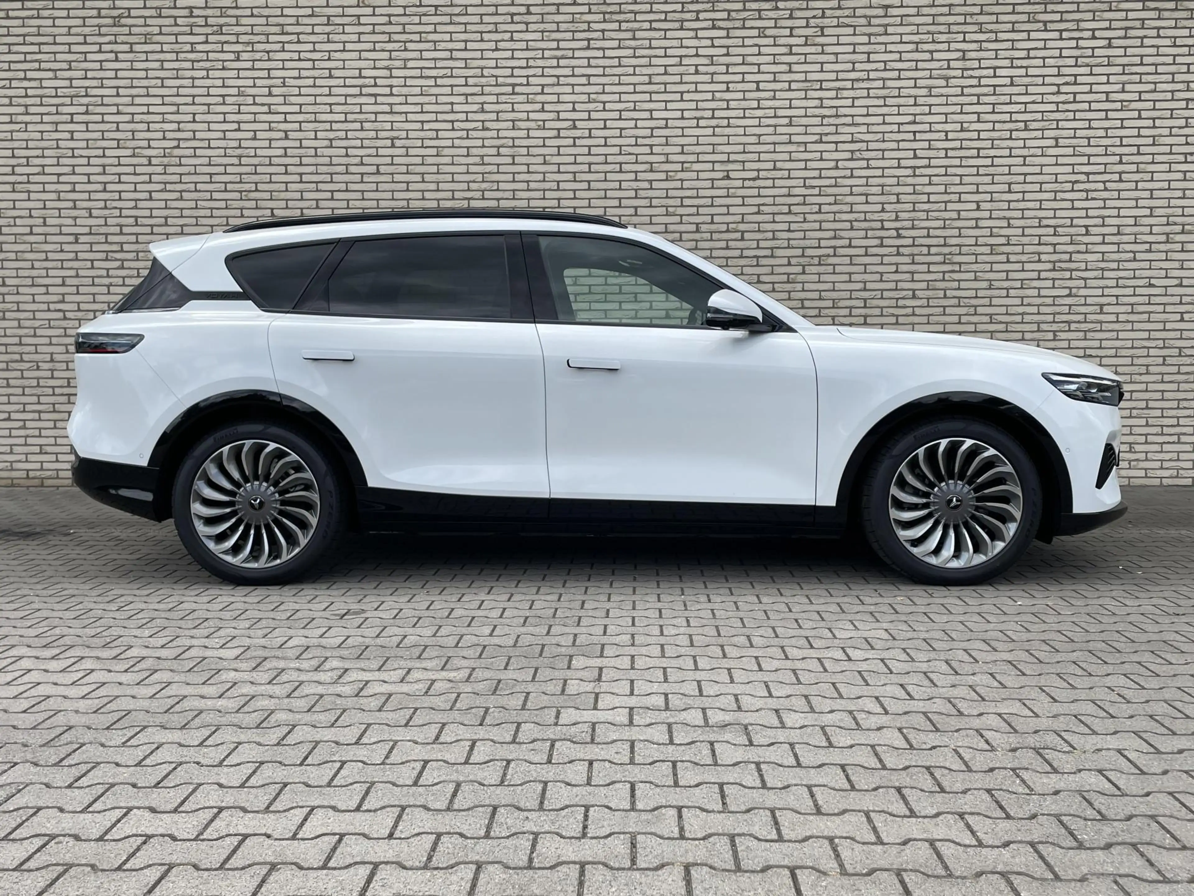 Voyah Free Flagship 4WD 106 kWh l Black Line l Smart Panorama — photo 6