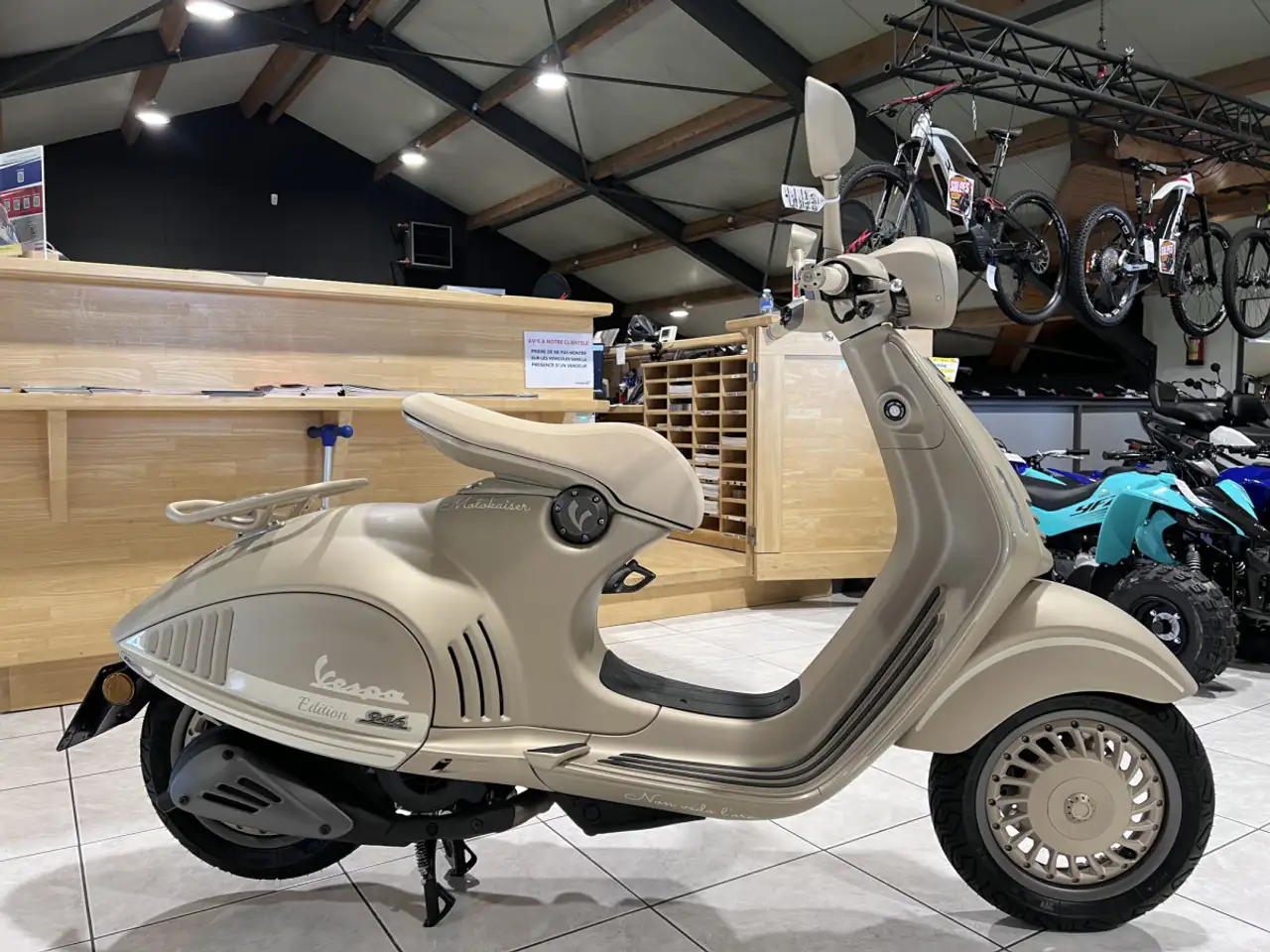 Vespa 946