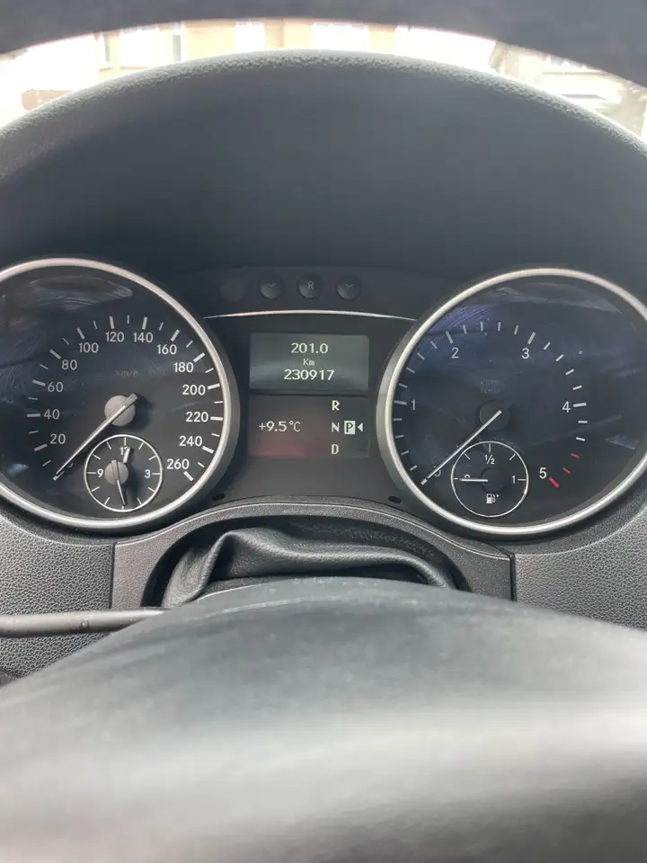 Mercedes-Benz M-Class снимка Mercedes-Benz M-Class