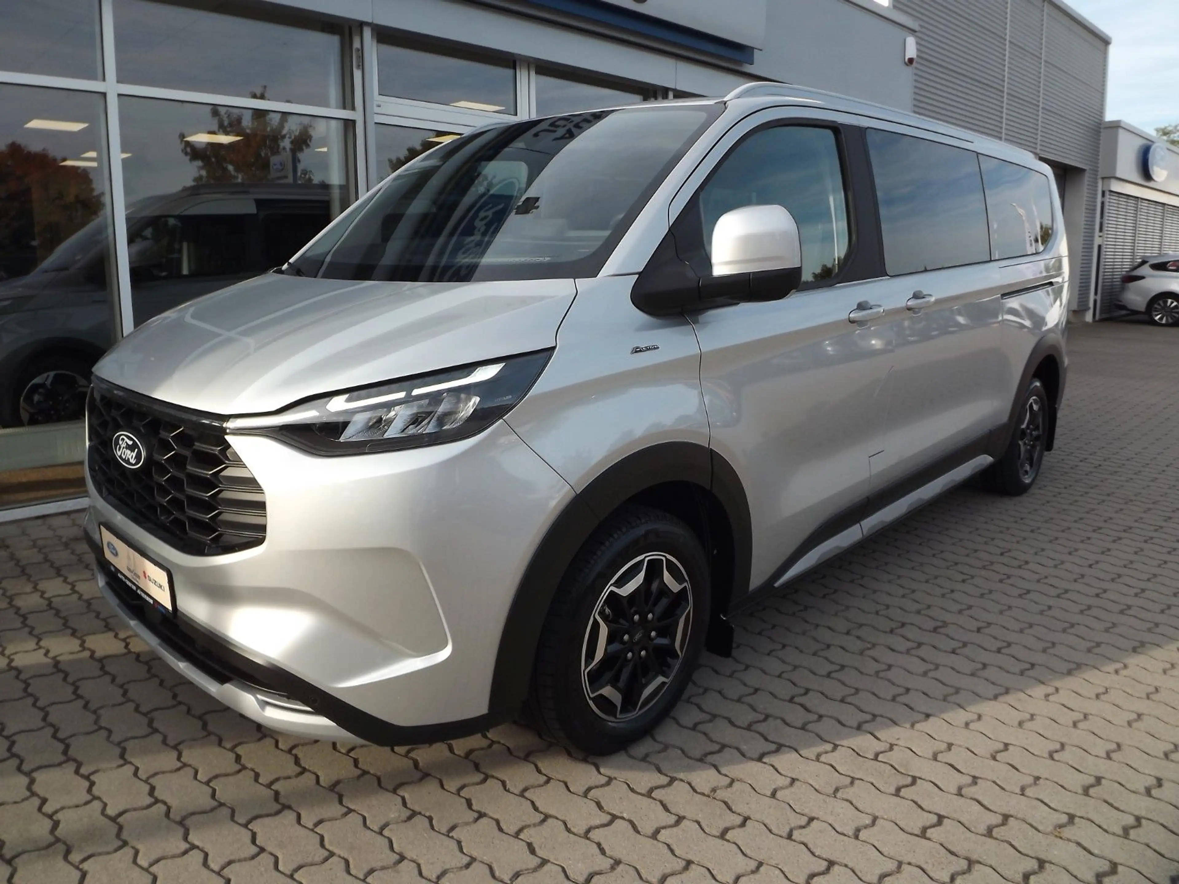 Ford Tourneo Custom Bus Plug-in Hybrid 340 L2 Tourneo — photo 2