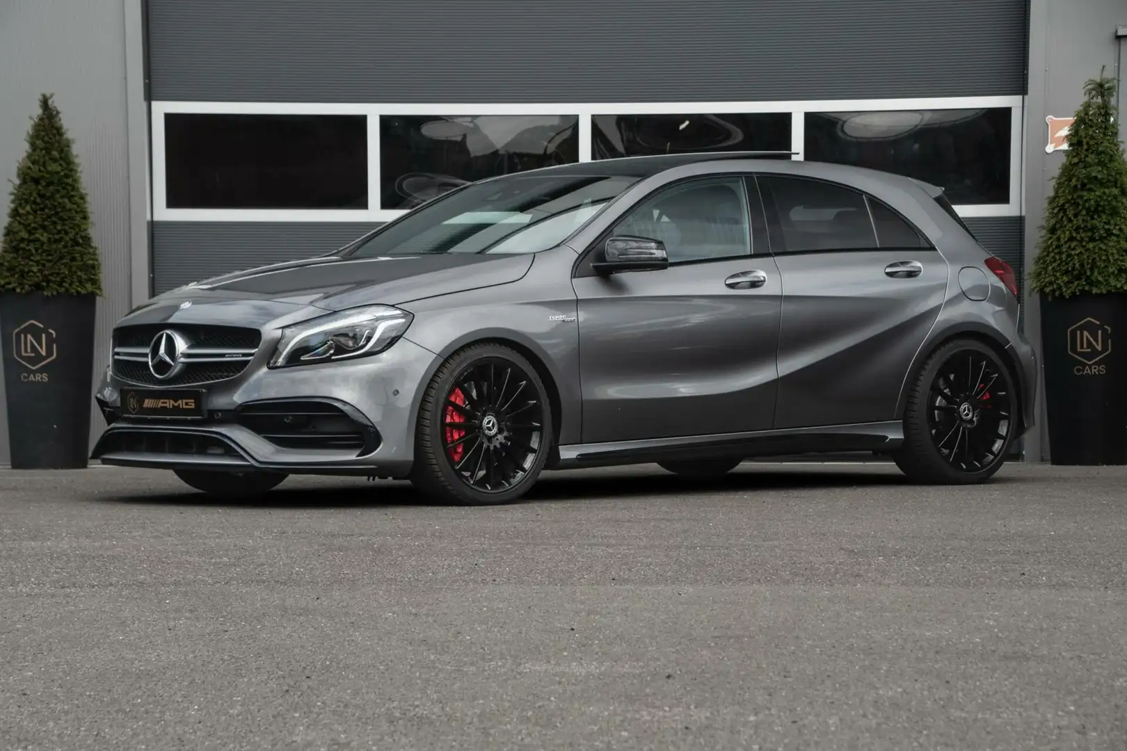 Mercedes-Benz A 45 AMG 4MATIC|Pano|Recaro|Sfeerverlichting Grijs - 1