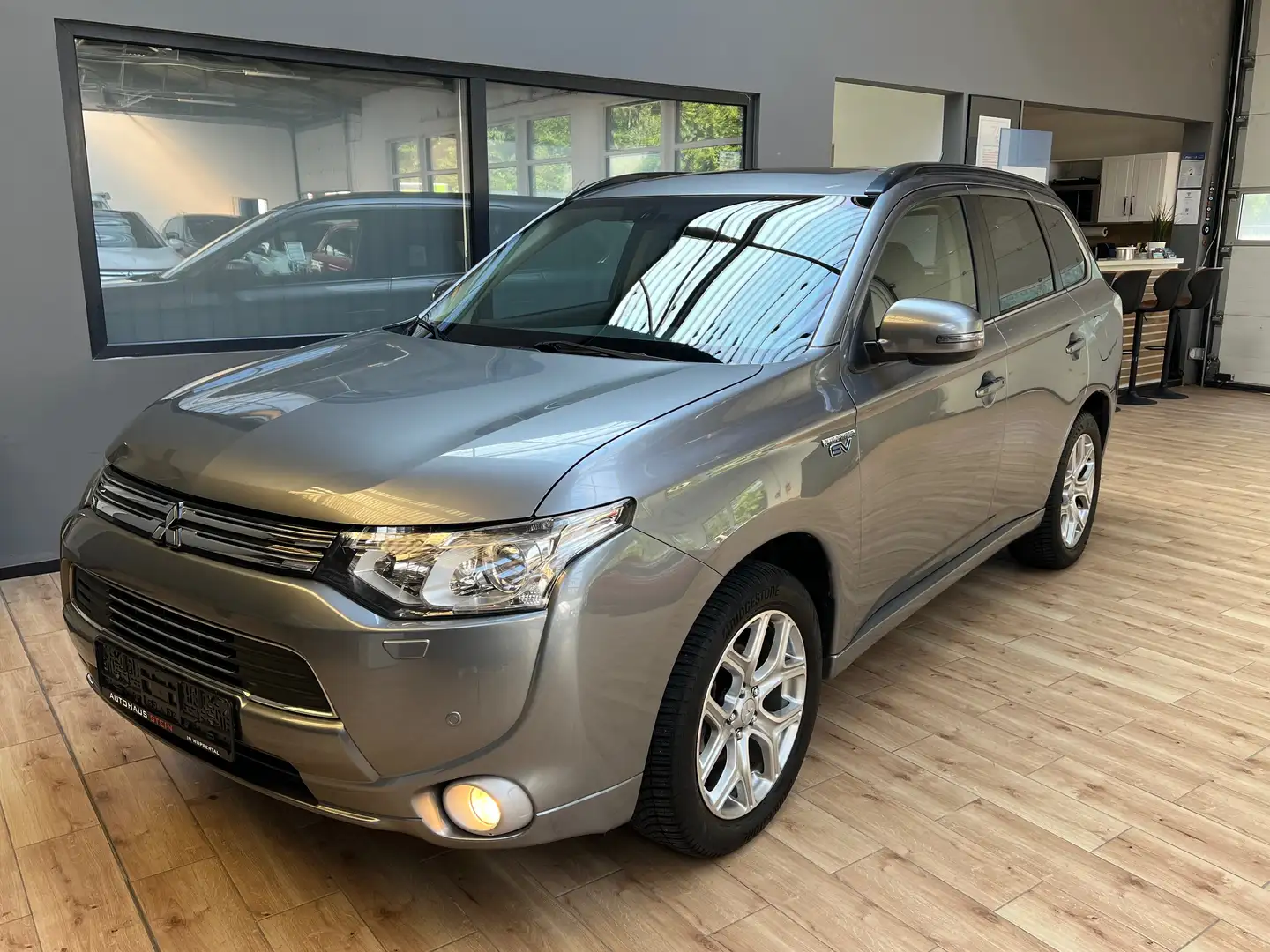 Mitsubishi Outlander PHEV Basis 4WD Grau - 1