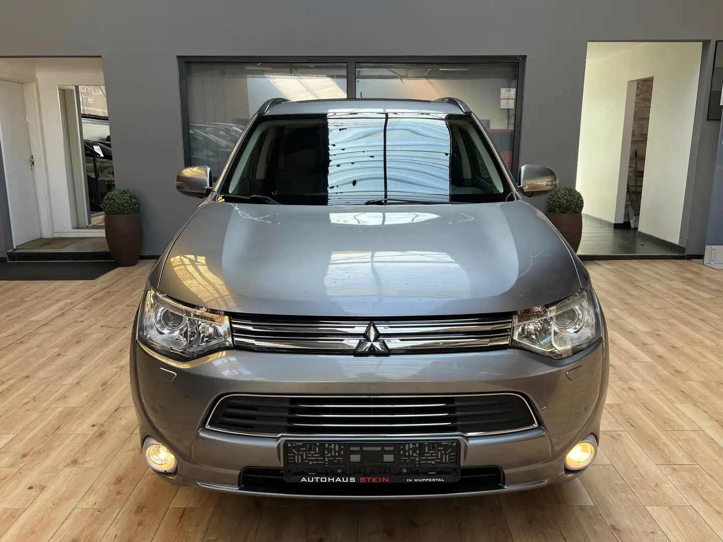 Mitsubishi Outlander PHEV Basis 4WD Grau - 2