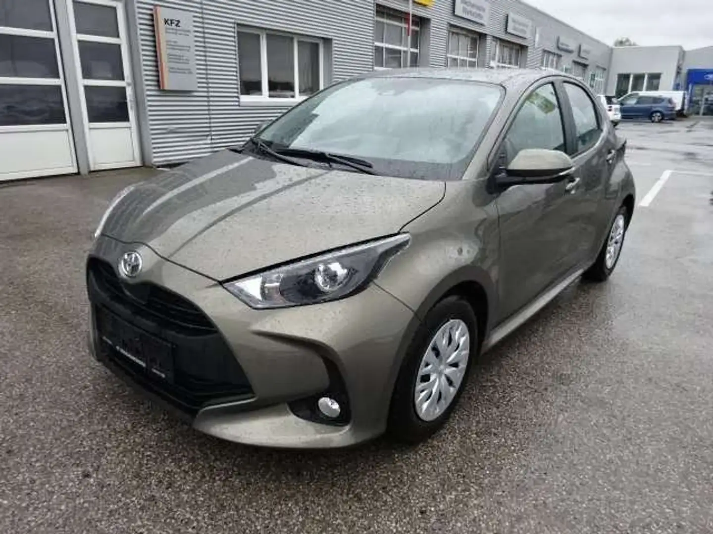 Toyota Yaris 1,0 VVT-i Active Beżowy - 1