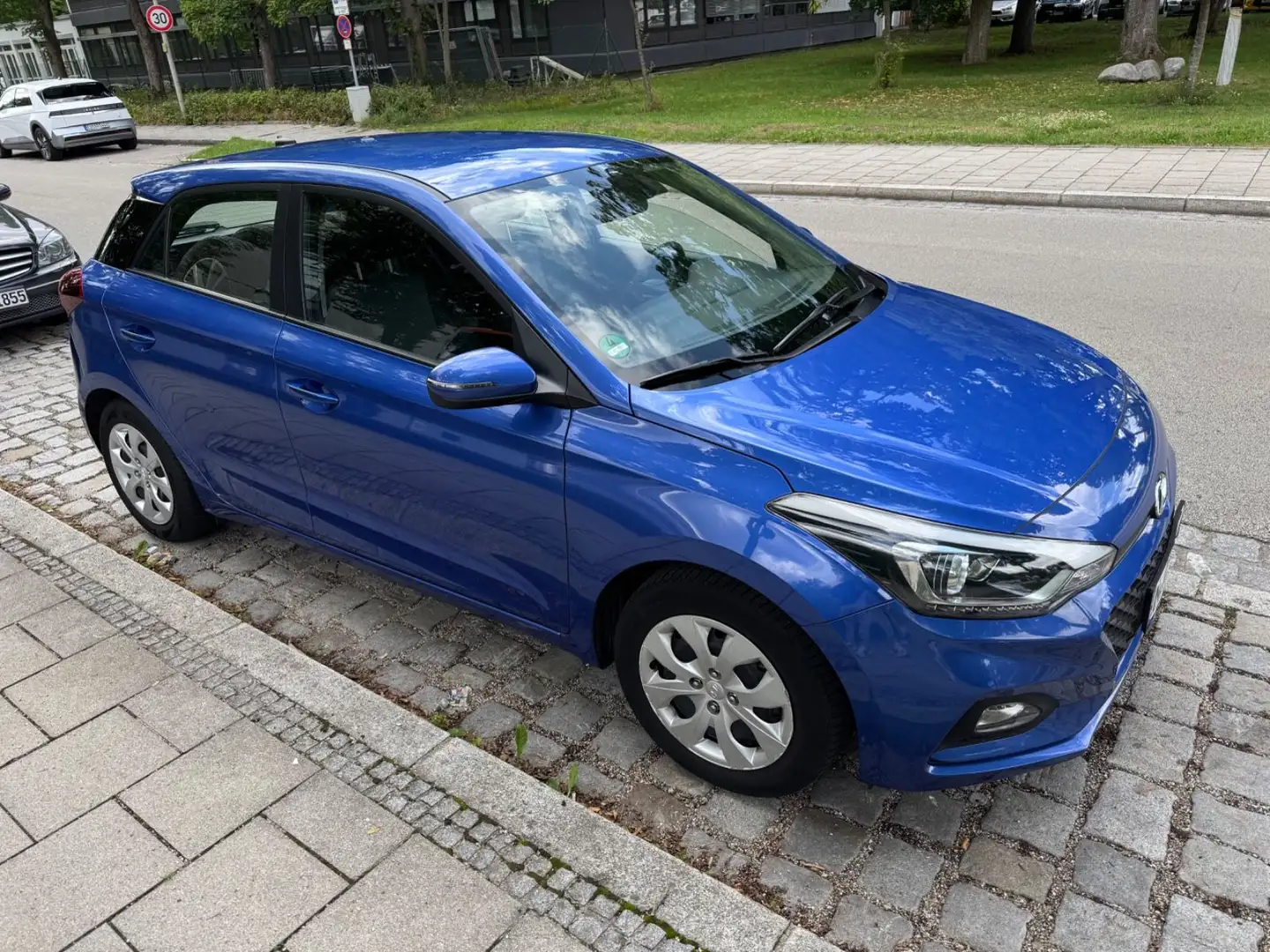 Hyundai i20 Trend / AUTOMATIK Bleu - 1