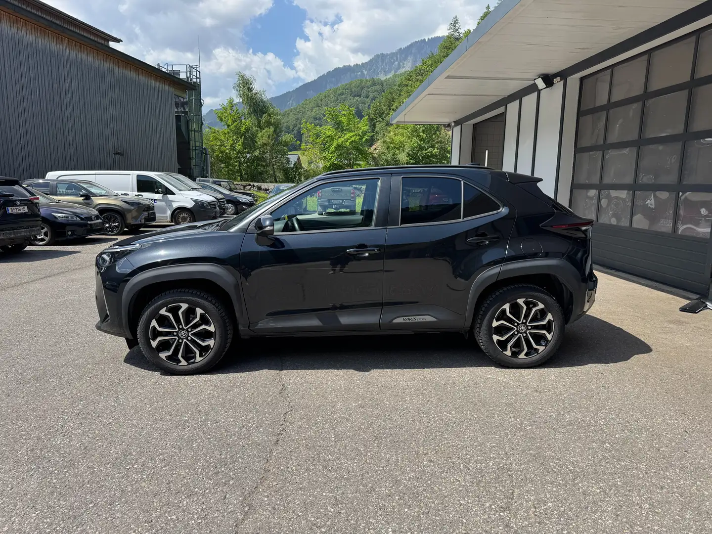 Toyota Yaris Cross Hybrid AWD-i Active Drive Schwarz - 2