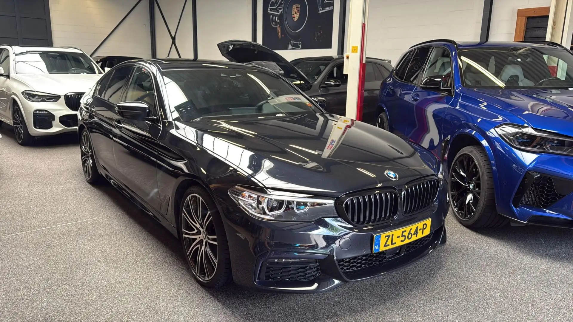 BMW 540 5-serie 540i xDrive High Executive|Nappa|Pano|Indi Zwart - 1