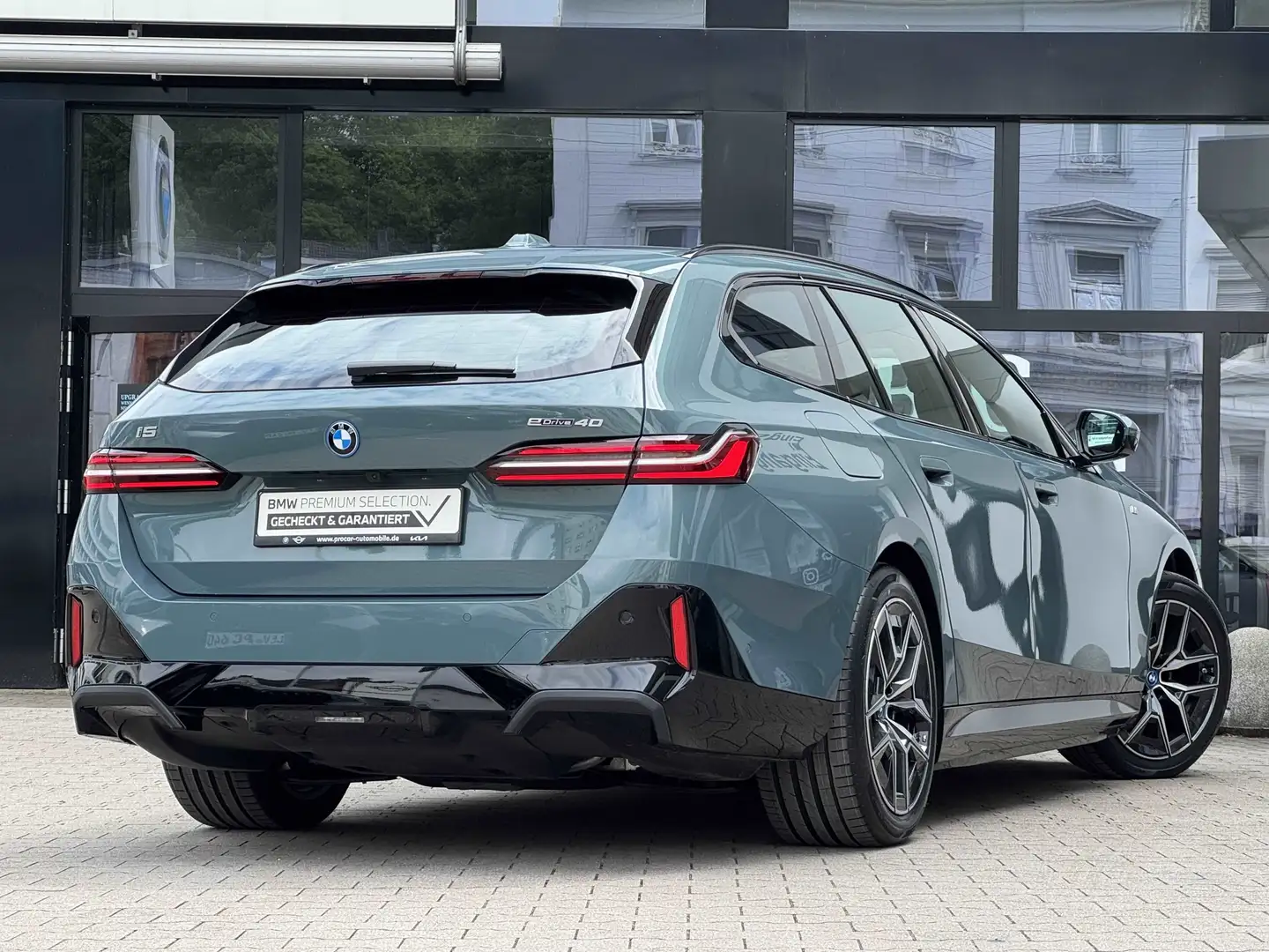 BMW i5 eDrive40 M Sport AdapLED Pano DA+ PA+ HuD Grün - 2