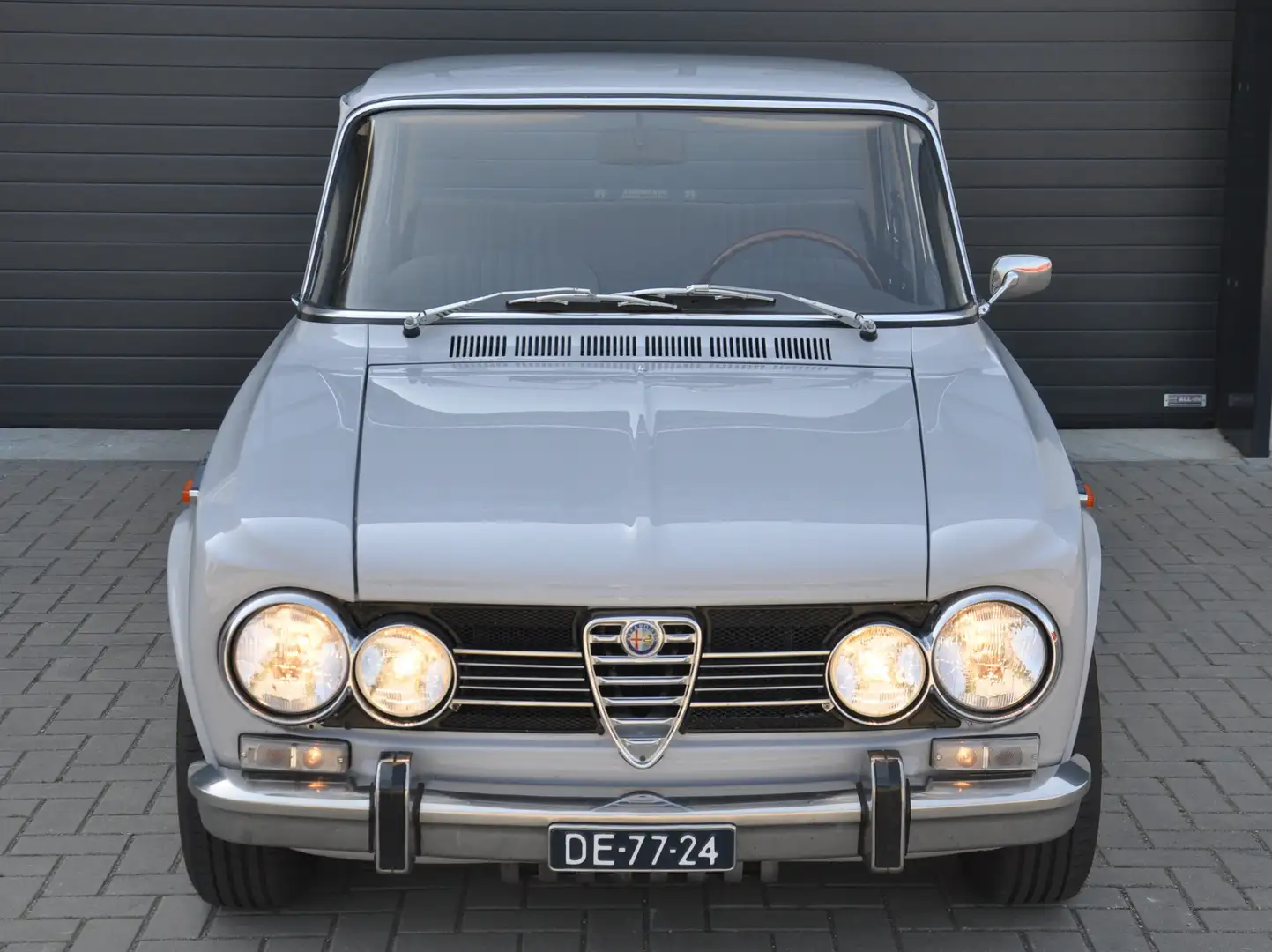 Alfa Romeo Giulia 1300 Super met 2.0 liter motor Grijs - 1