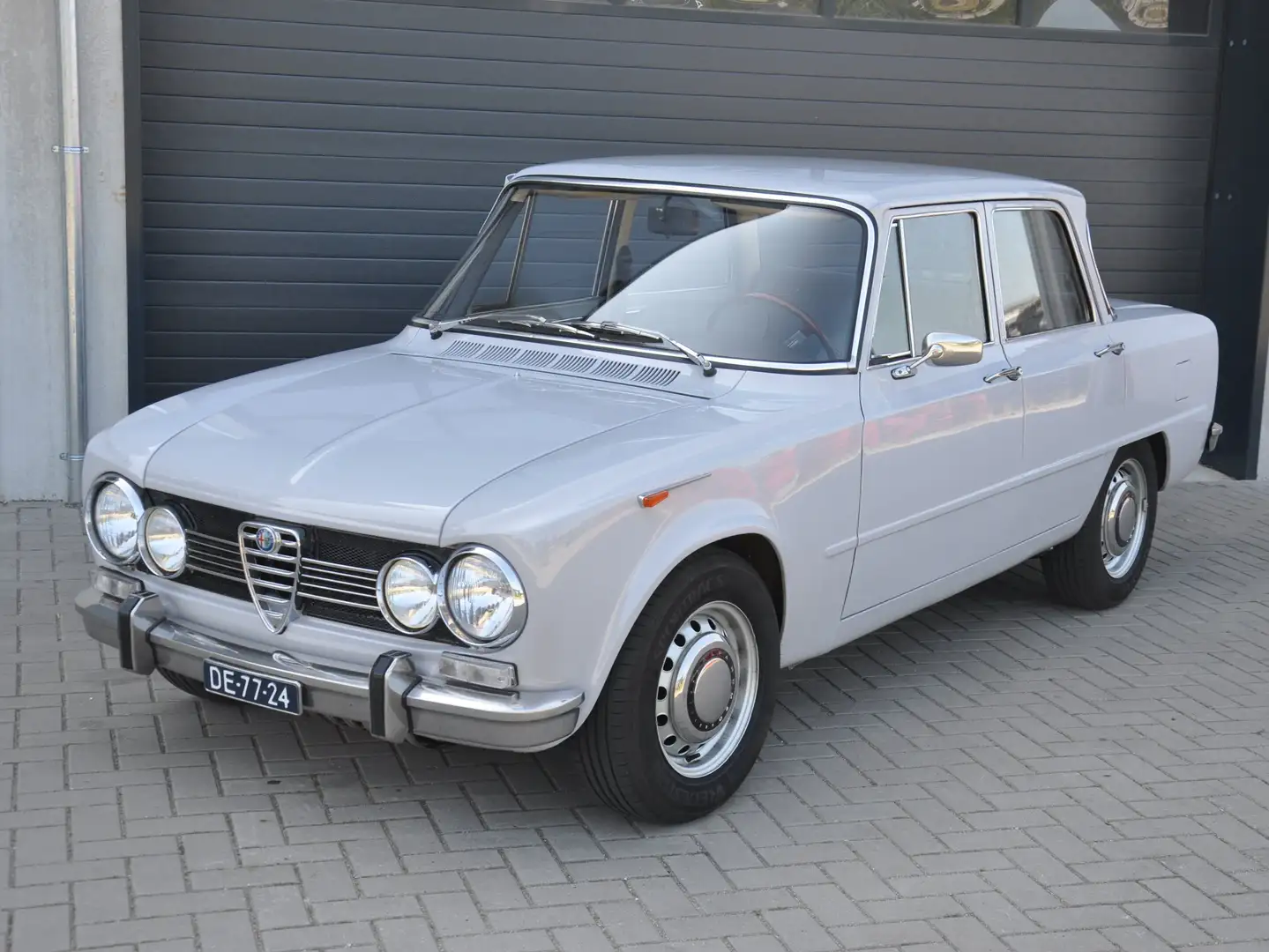 Alfa Romeo Giulia 1300 Super met 2.0 liter motor Grijs - 2