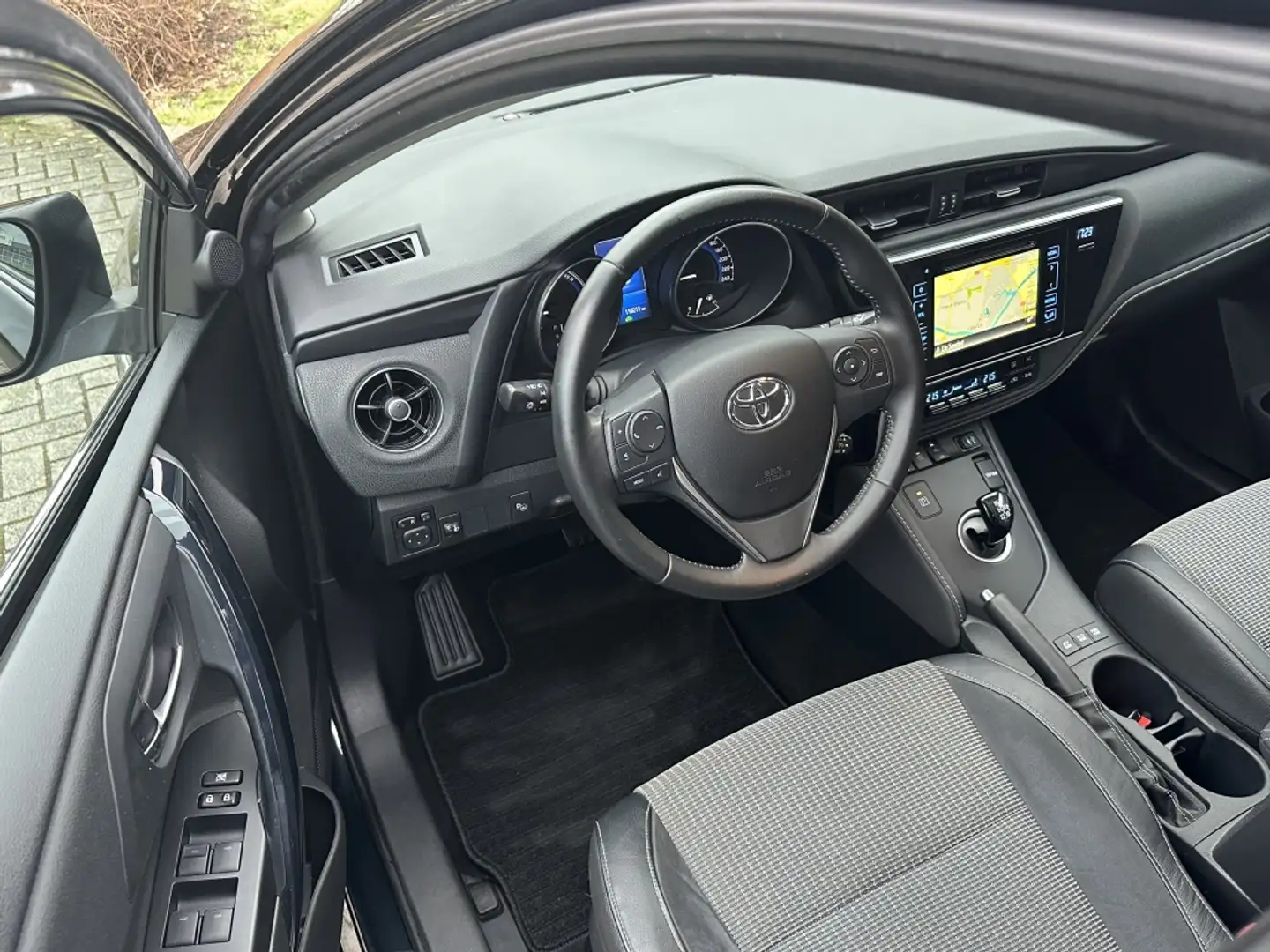 Toyota Auris Touring Sports 1.8 Hybrid Lease Pro Grijs - 2