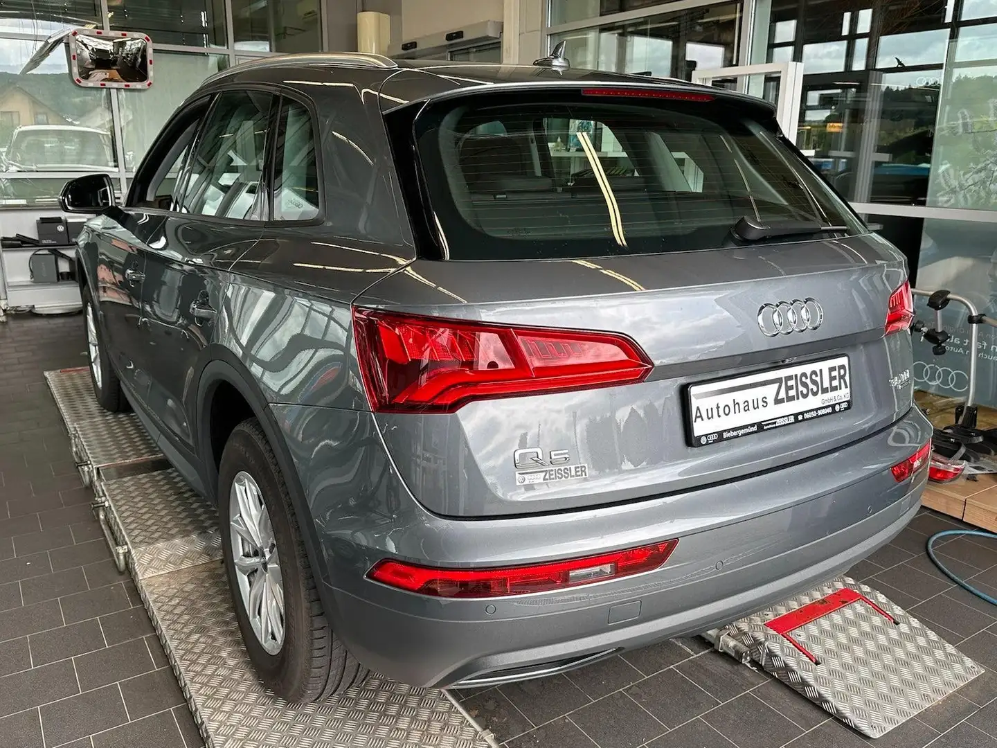 Audi Q5 35 TDI quattro basis (FYB) Grau - 2