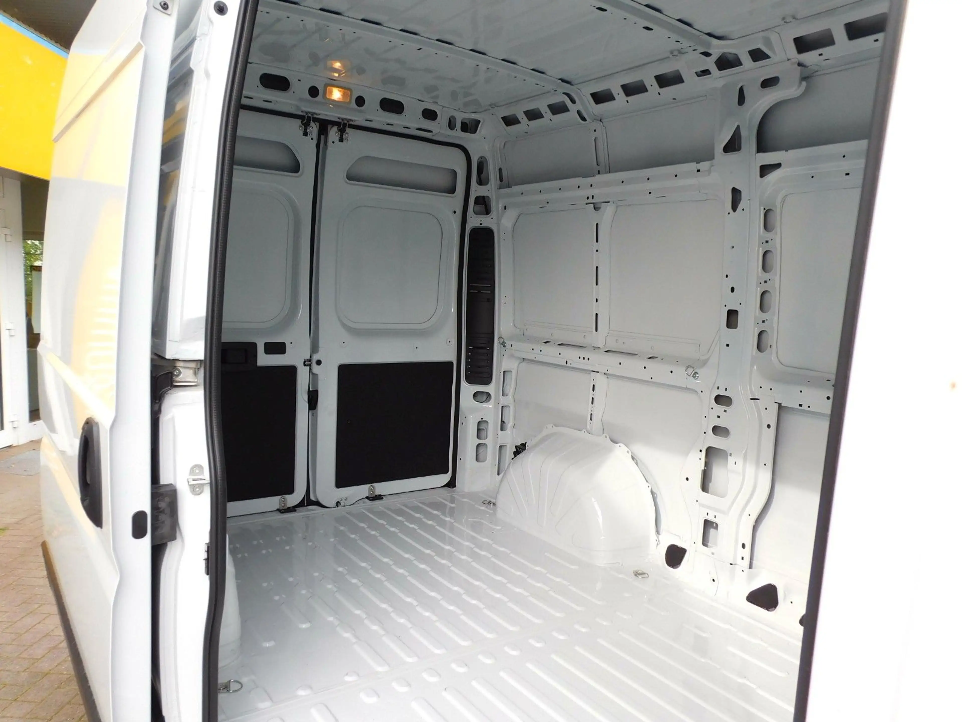 Opel Movano Cargo H2 35 L2H2 BlueHDI 140 — photo 14