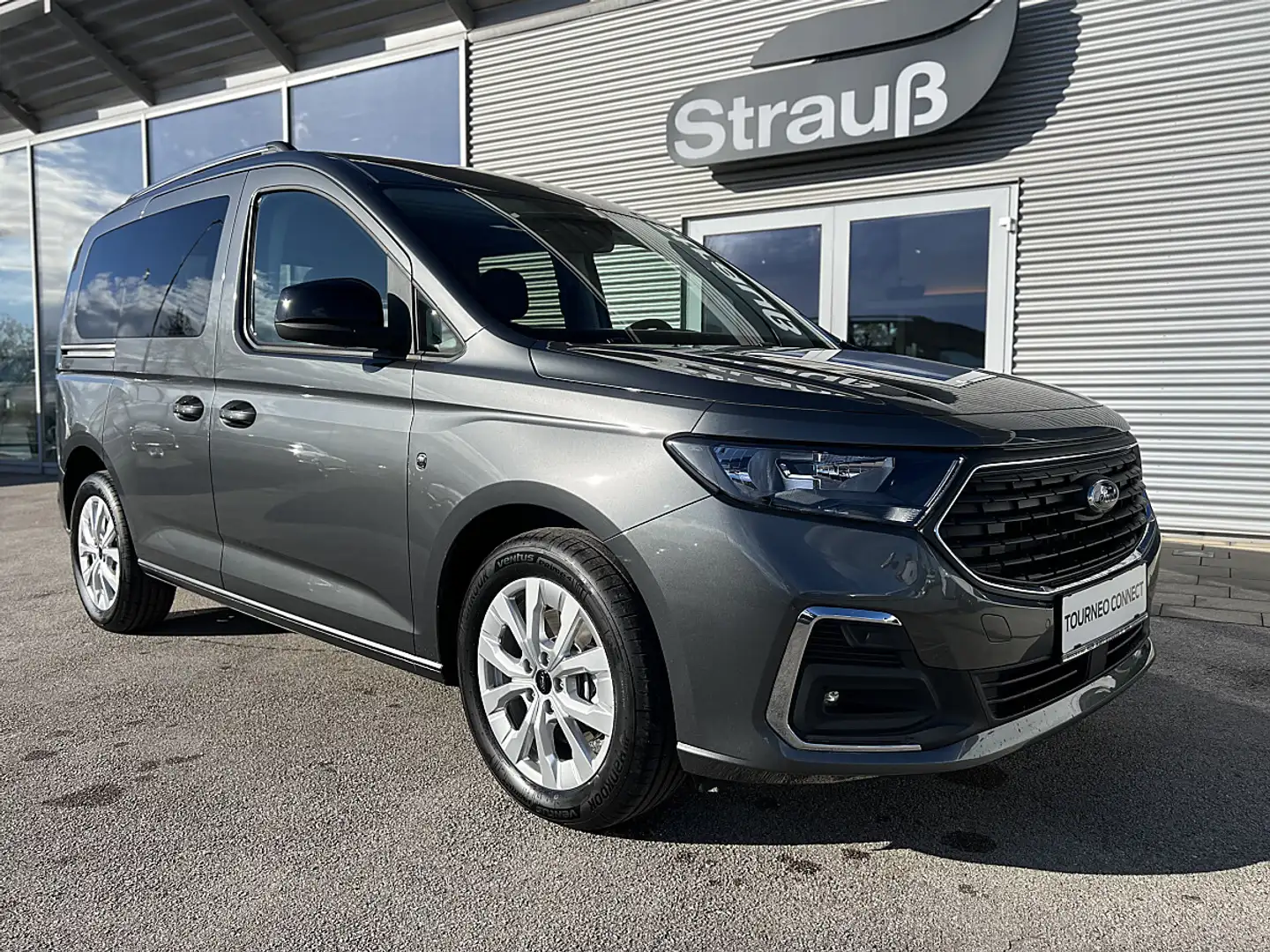 Ford Tourneo Connect 2,0 EcoBlue L1 Titanium Aut. Grau - 1