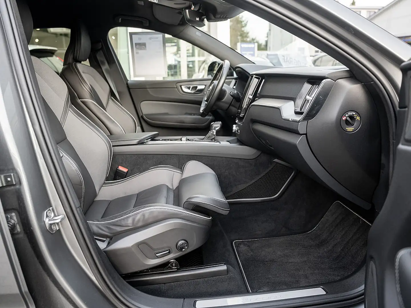 Volvo XC60 D4 R Design Grau - 2