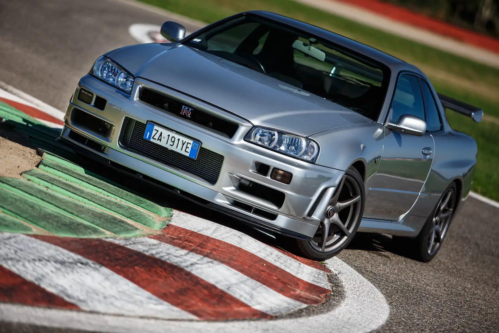 Nissan Skyline R34 GT-R V-spec - 1
