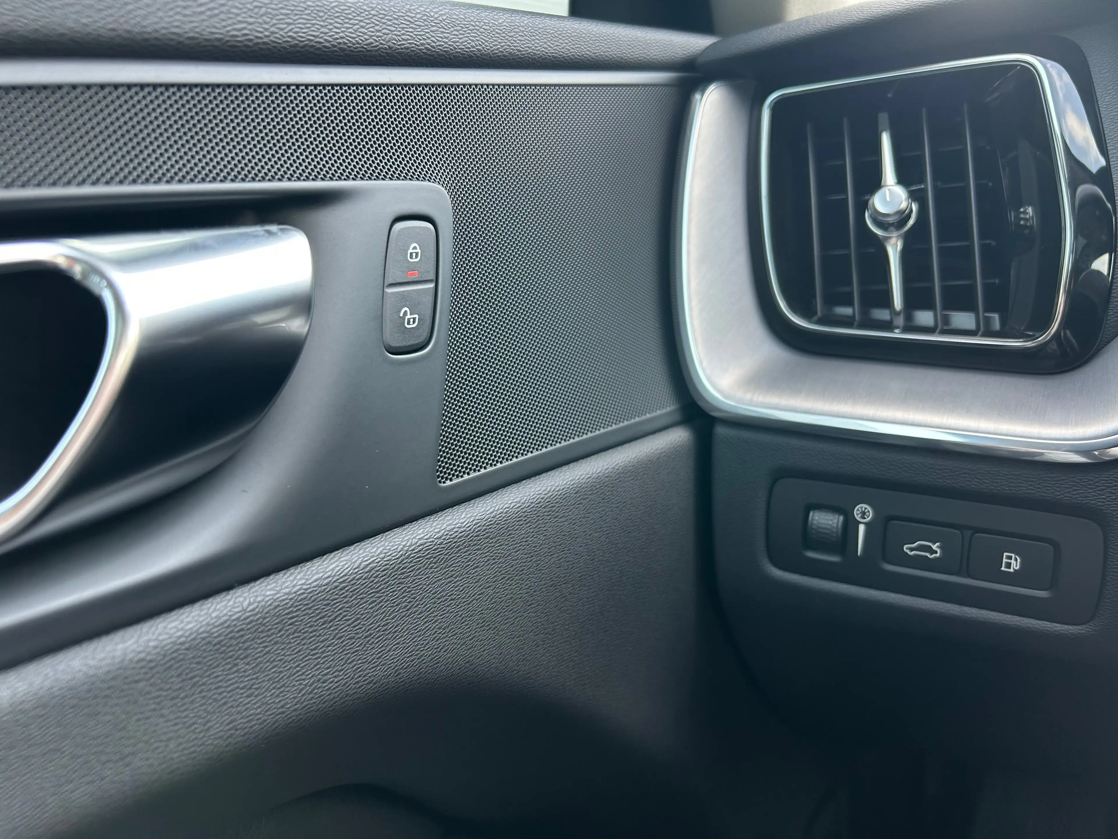 Volvo XC60 2.0 Recharge T6 AWD Inscription | Pilot Assist | S — photo 18