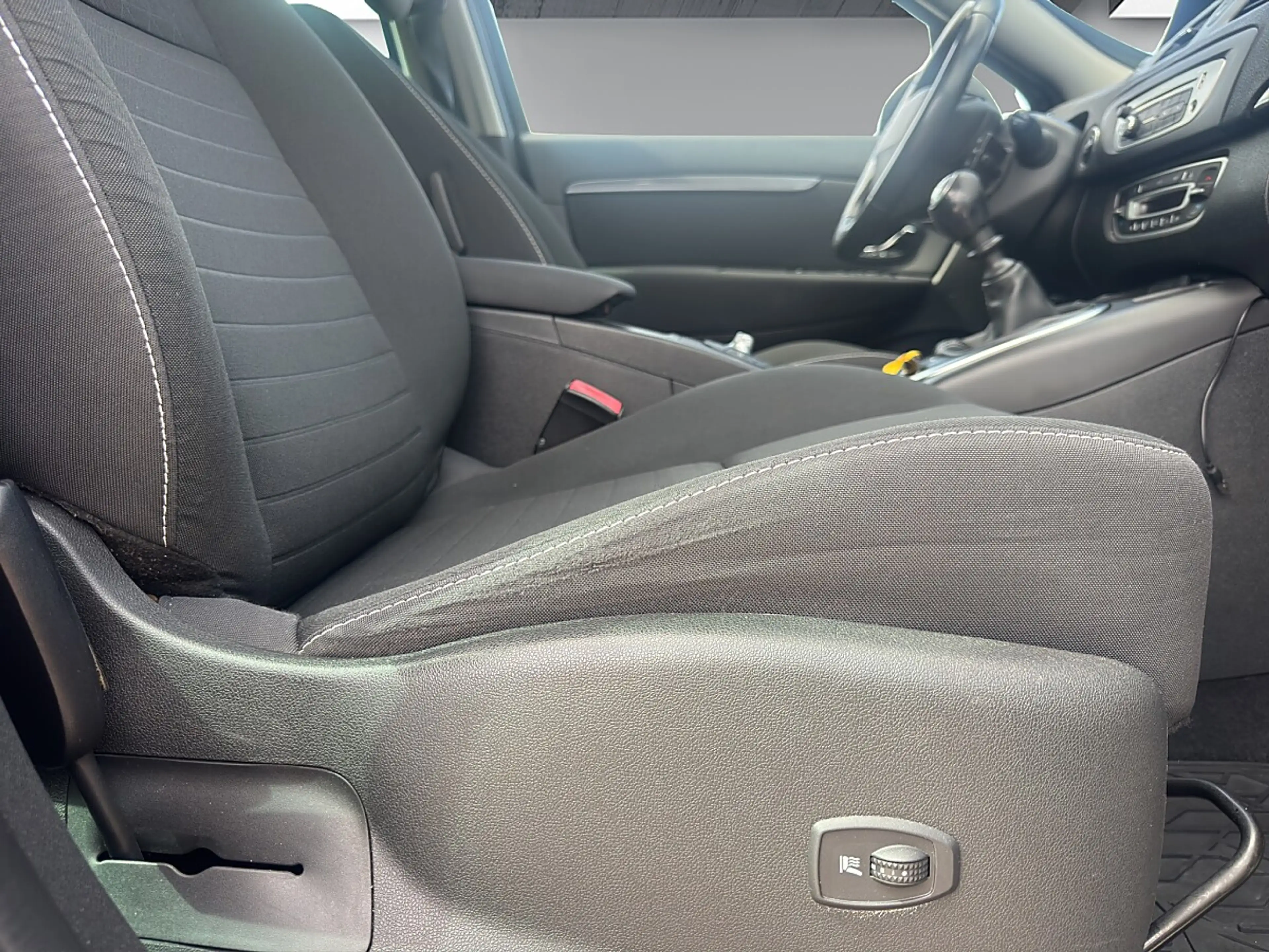 Renault Grand Scenic Grand Scénic Scenic 1.5 dCi 110 FAP — photo 12
