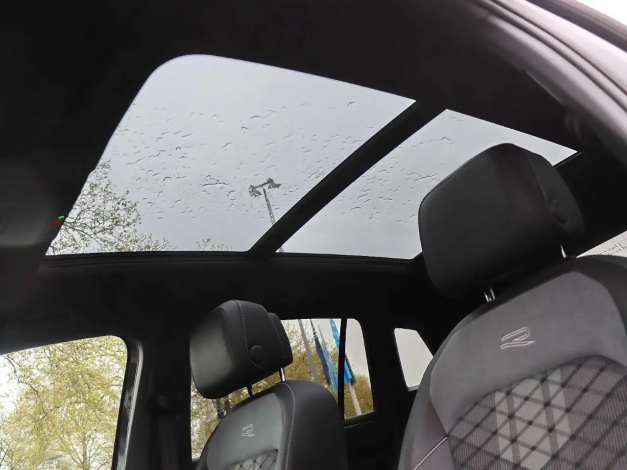 Volkswagen Tiguan R-Line 1.5 TSI OPF DSG PANO/NAVI/LED/AREA VIEW 12