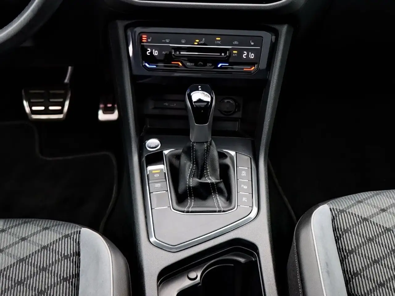 Volkswagen Tiguan R-Line 1.5 TSI OPF DSG PANO/NAVI/LED/AREA VIEW 10