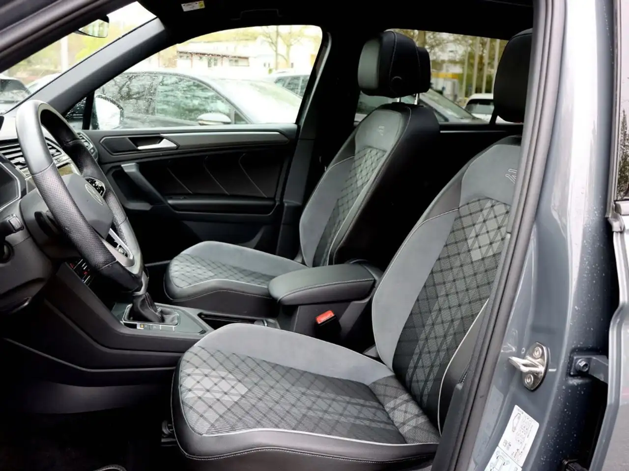 Volkswagen Tiguan R-Line 1.5 TSI OPF DSG PANO/NAVI/LED/AREA VIEW 13