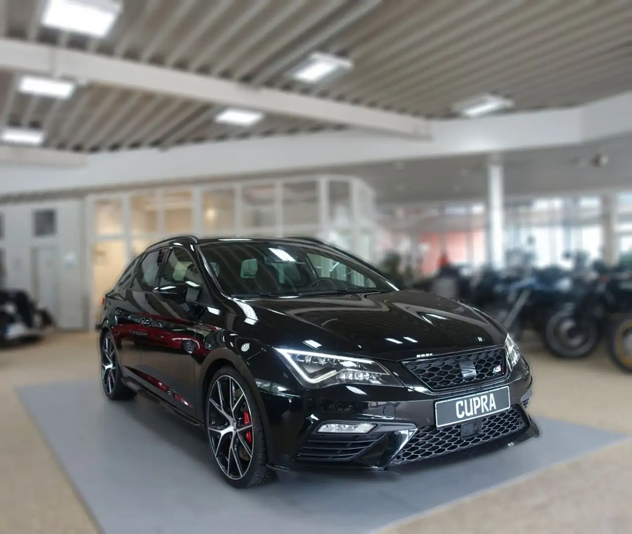 SEAT Leon ST Cupra 300 4Drive Carbon Edition Schwarz - 2