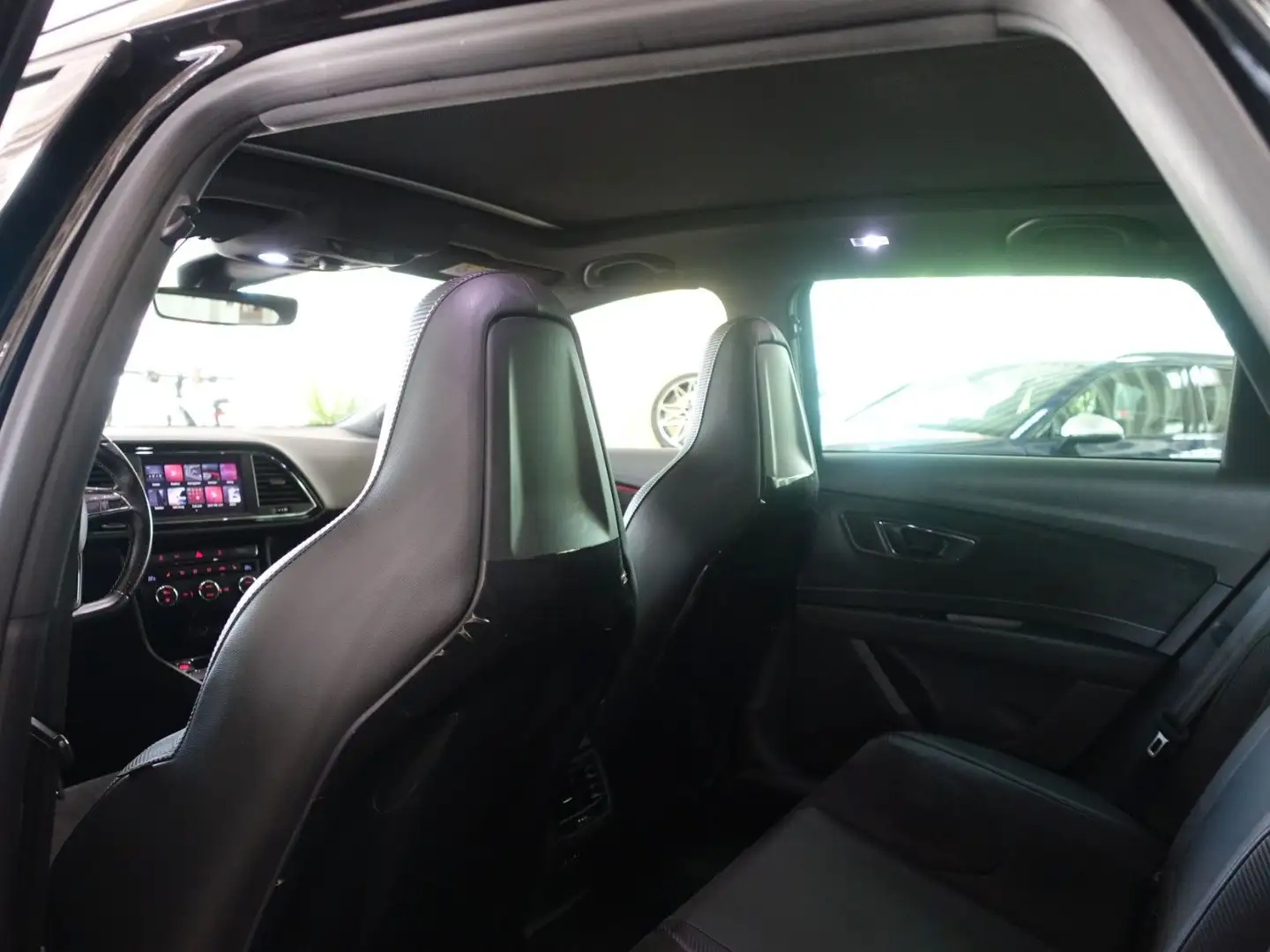 SEAT Leon ST Cupra 300 4Drive Carbon Edition Schwarz - 1