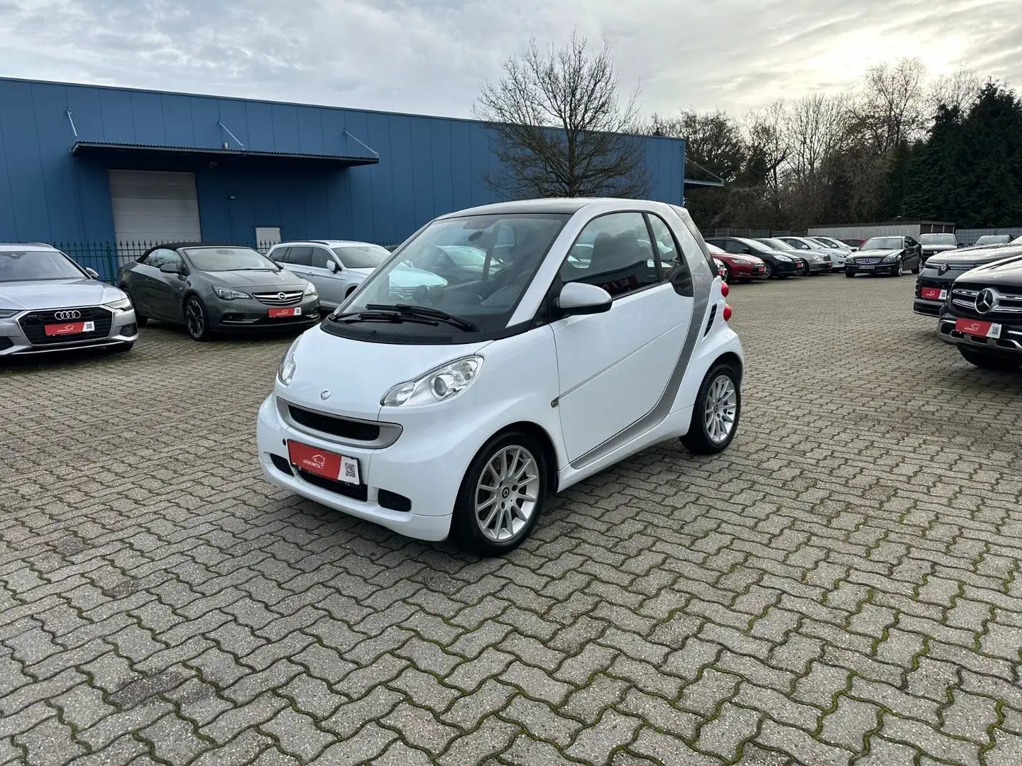 smart forTwo MHD 52 kW KLIMA Servo SHZ Temp NAV Touch Белый - 1