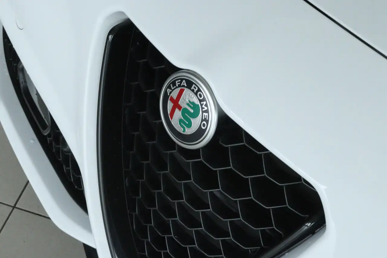 Alfa Romeo Giulia 2023 — фото 8