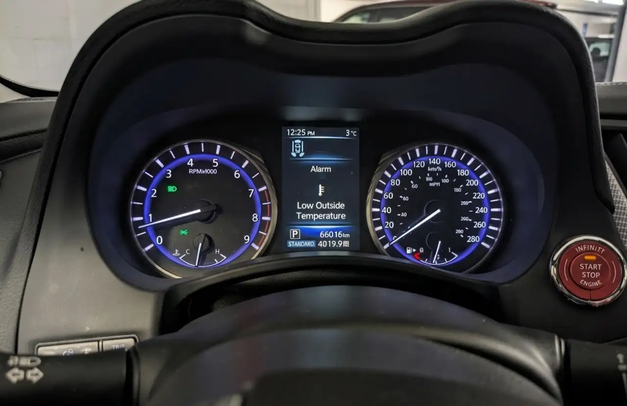 Infiniti Q60 снимка Infiniti Q60