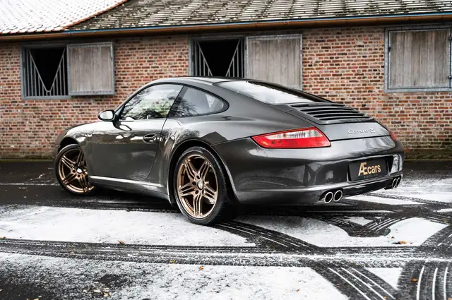 Porsche 911 view 3