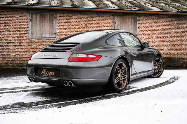 Porsche 911 view 4