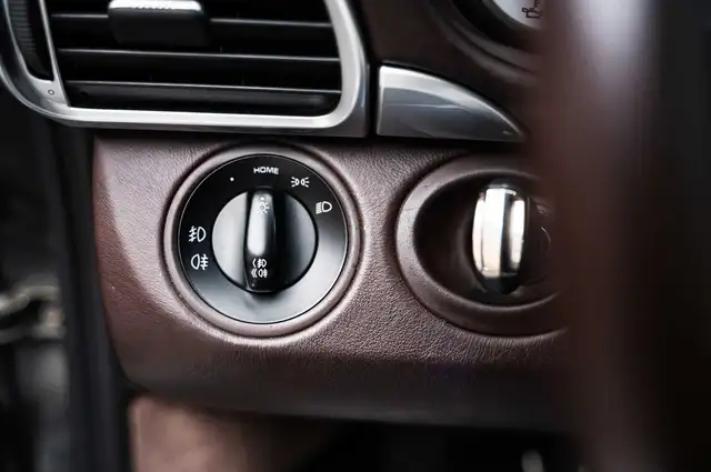 Porsche 911 view 7
