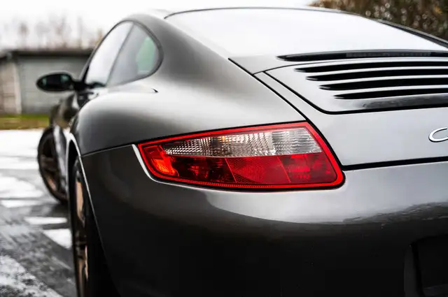 Porsche 911 view 9