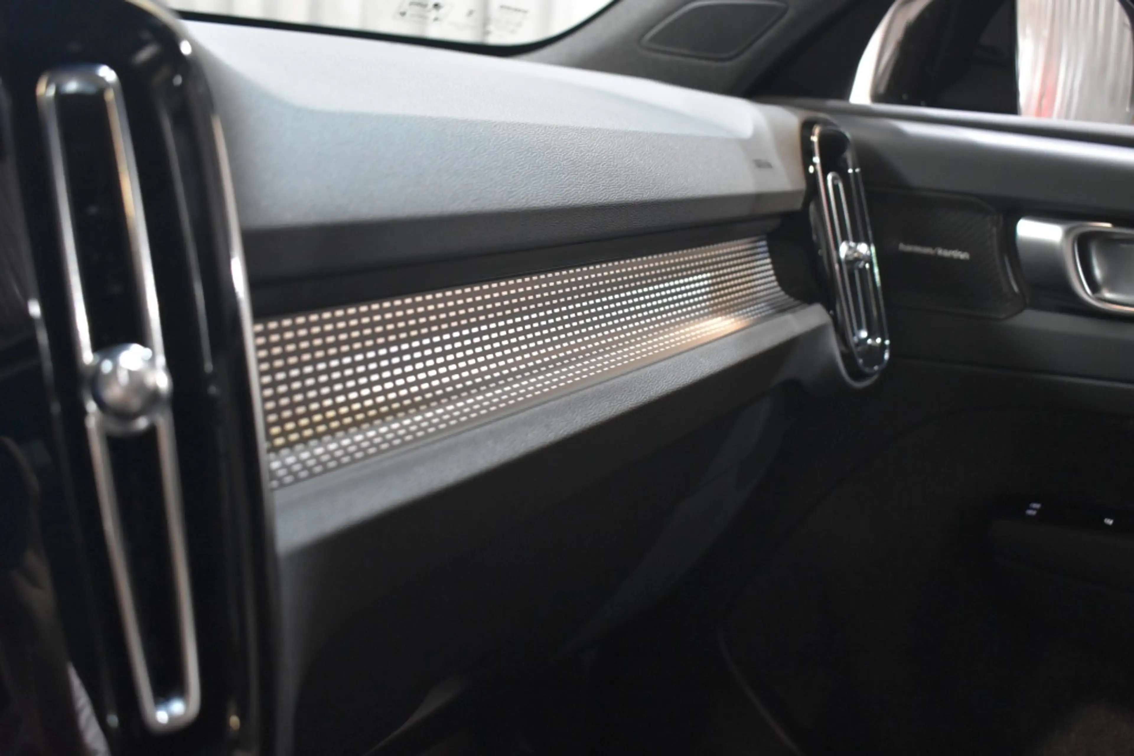 Volvo EX40 Twin 408pk/82kWh Black Edition Ultra Europa | Geti — photo 18