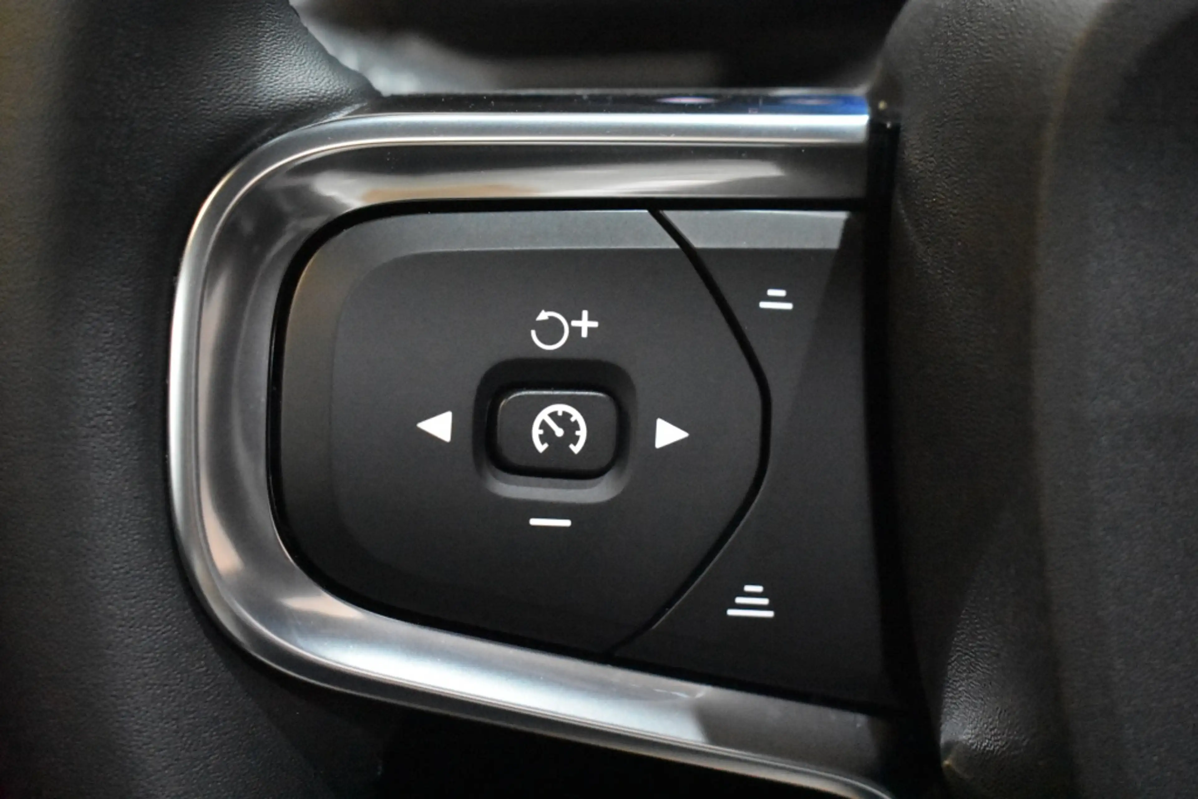 Volvo EX40 Twin 408pk/82kWh Black Edition Ultra Europa | Geti — photo 19