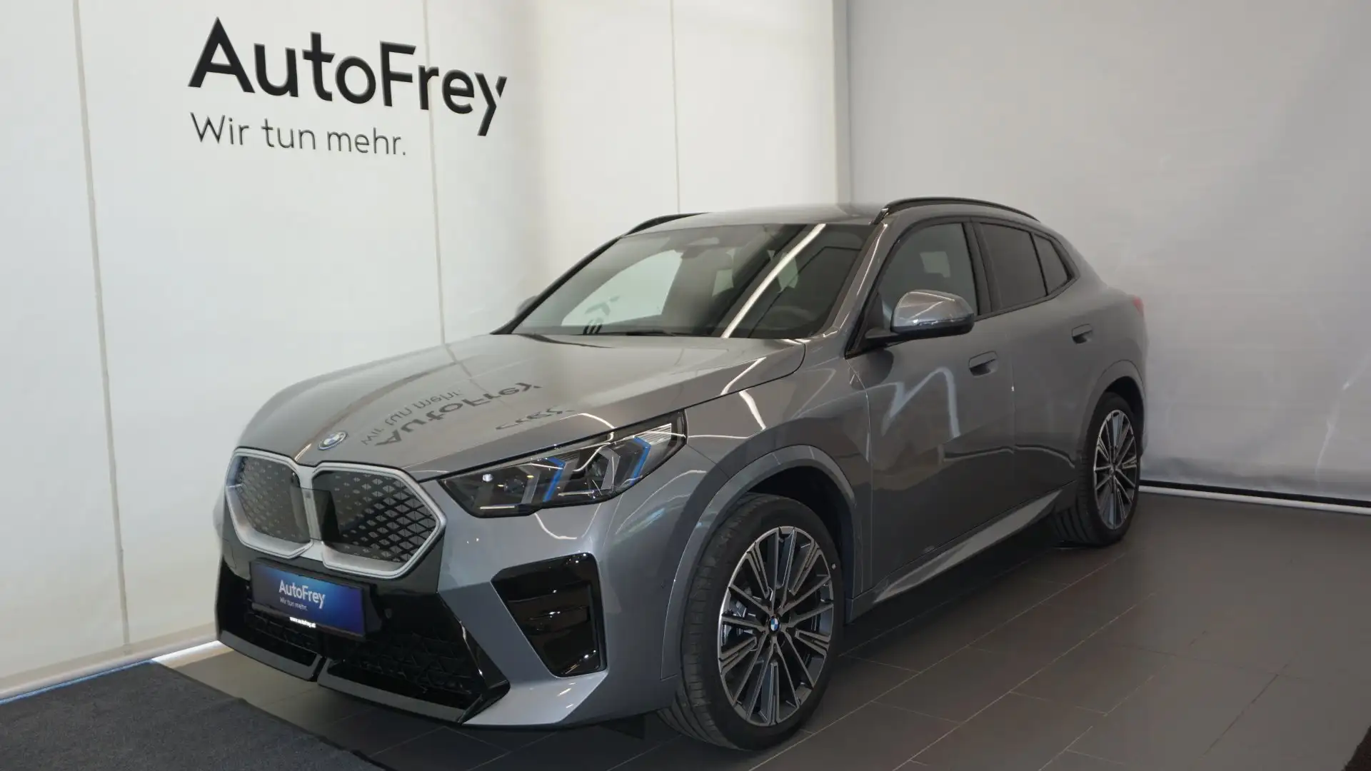 BMW iX2 xDrive30 66,5kWh Grau - 1