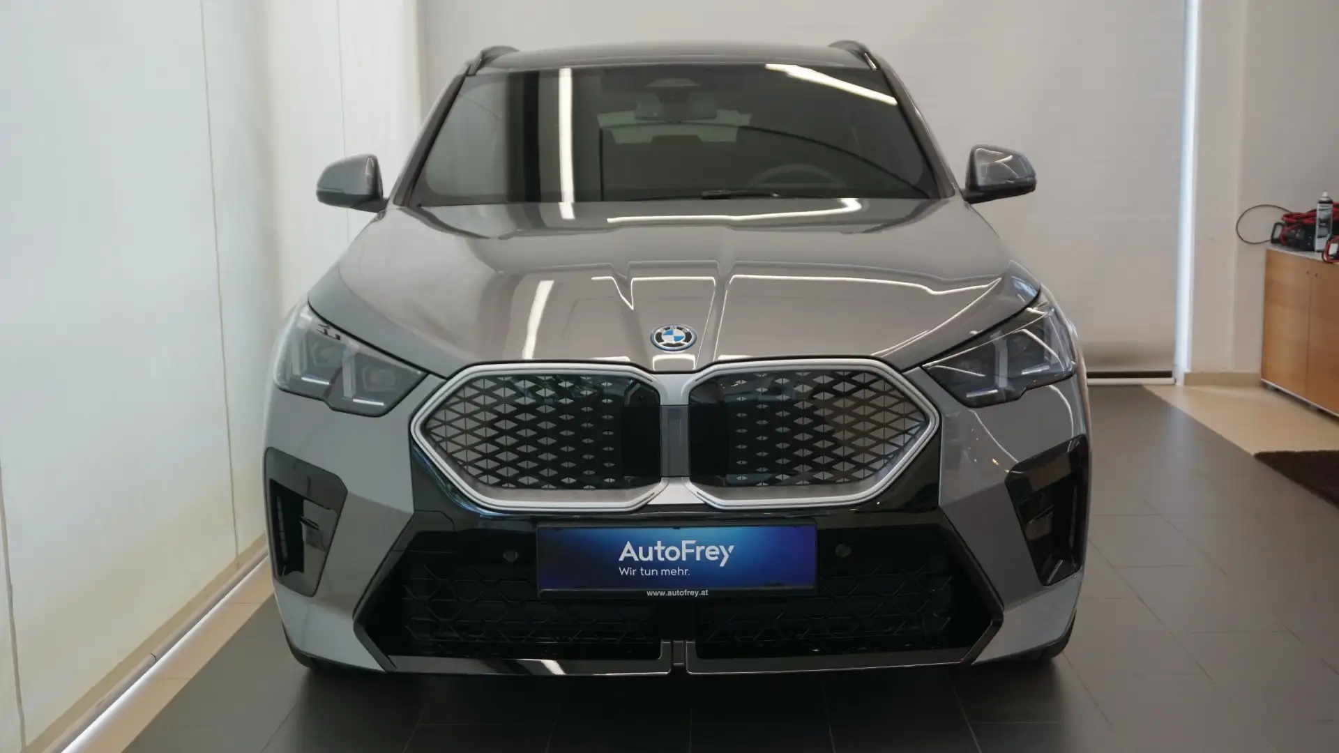 BMW iX2 xDrive30 66,5kWh Grau - 2