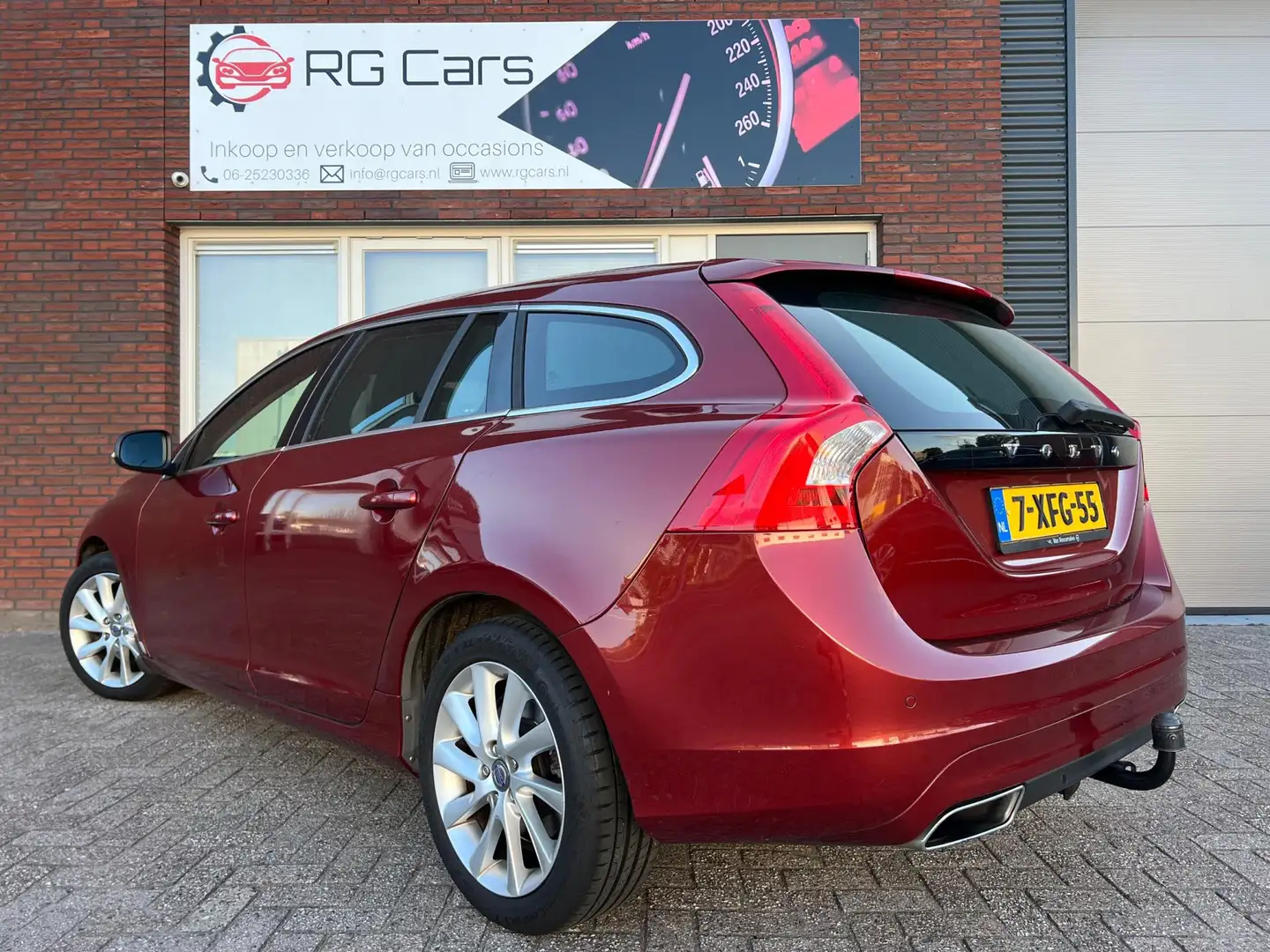 Volvo V60 2.0 D4 Momentum / Navi / PDC / AUT / NAP / Dealer Rood - 2