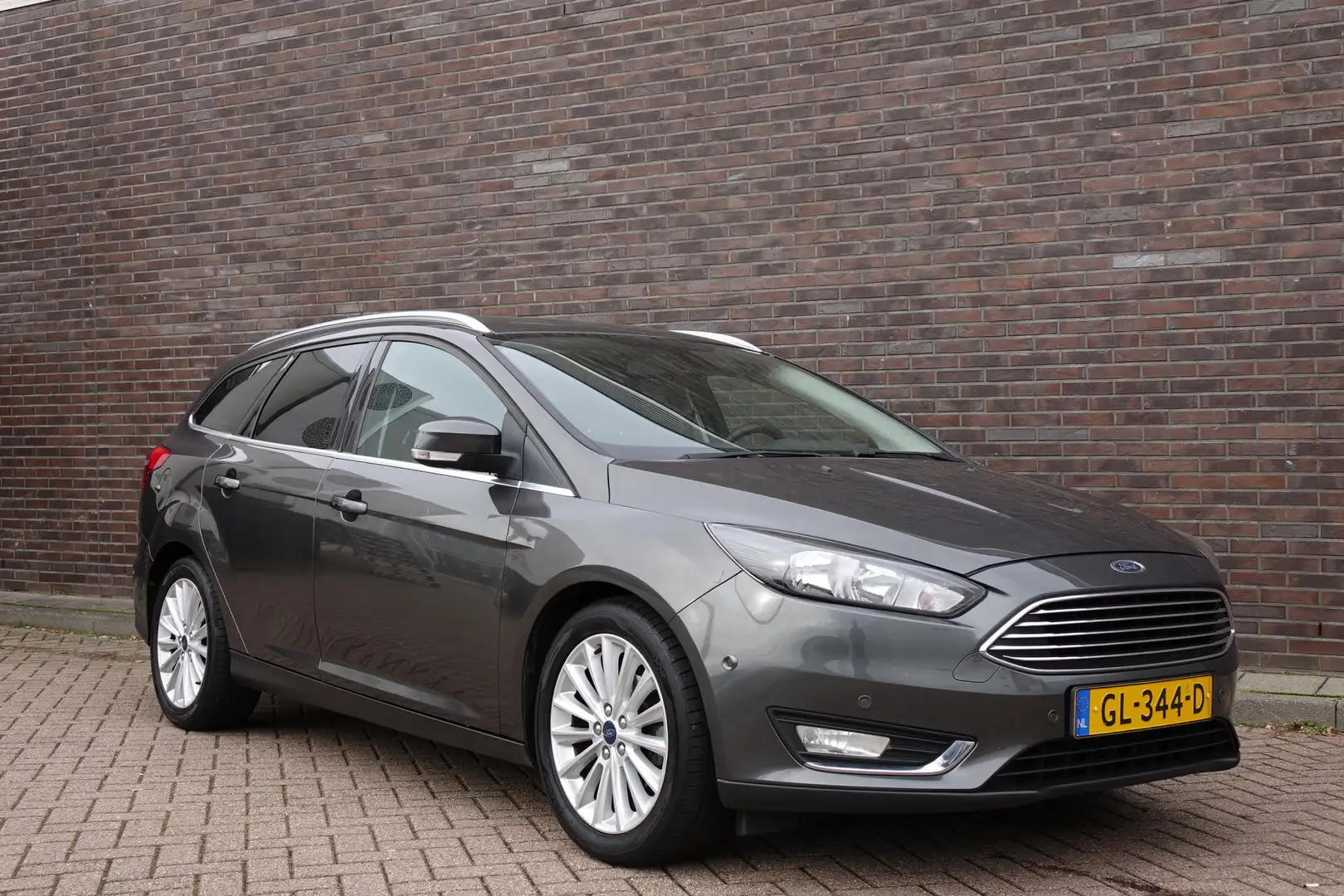 Ford Focus Wagon 1.0 Titanium Edition, navigatie, parkeerass, Gris - 2