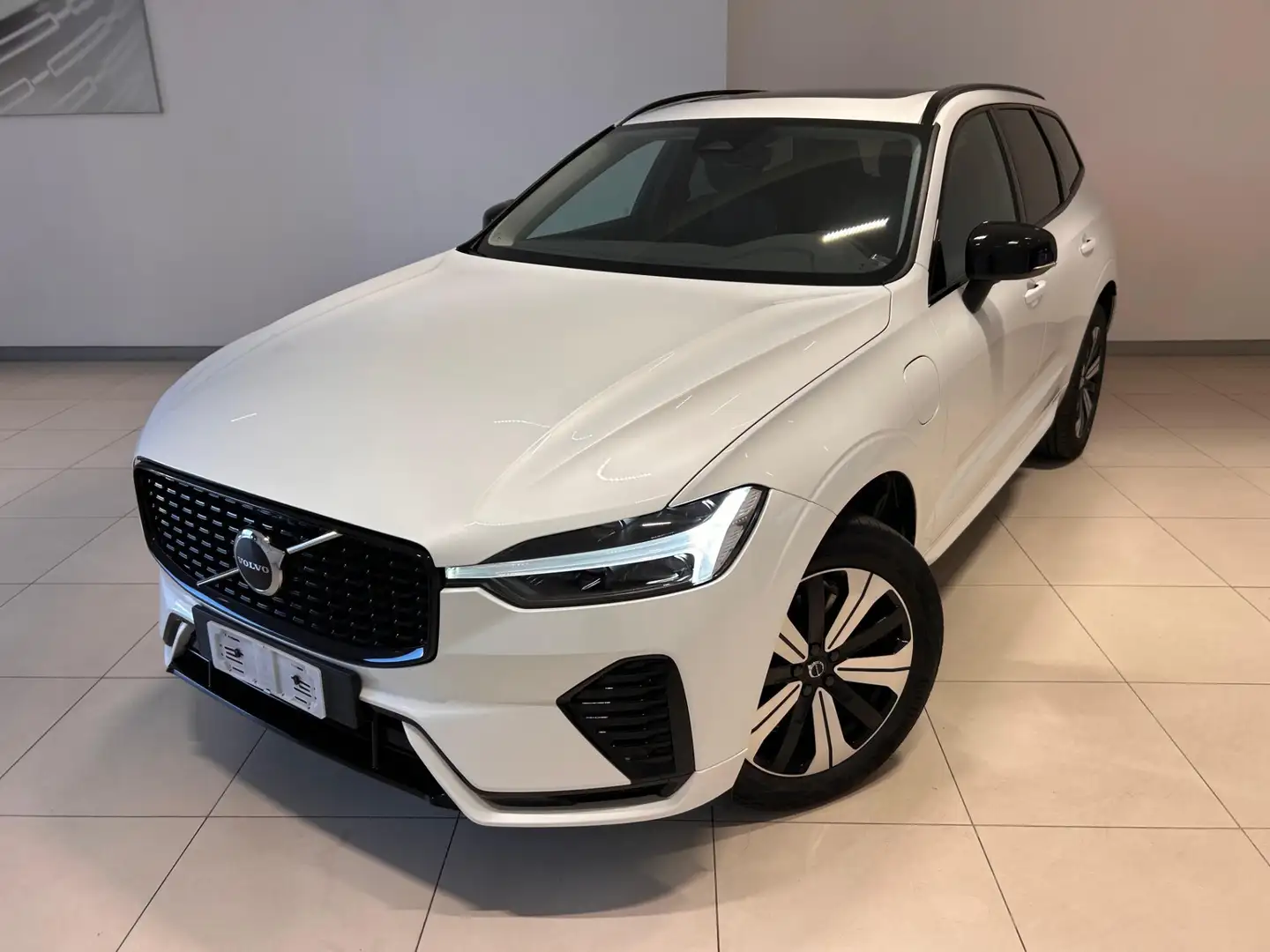 Volvo XC60 T6 Plug-in hybrid AWD AUT. PLUS DARK Bianco - 1