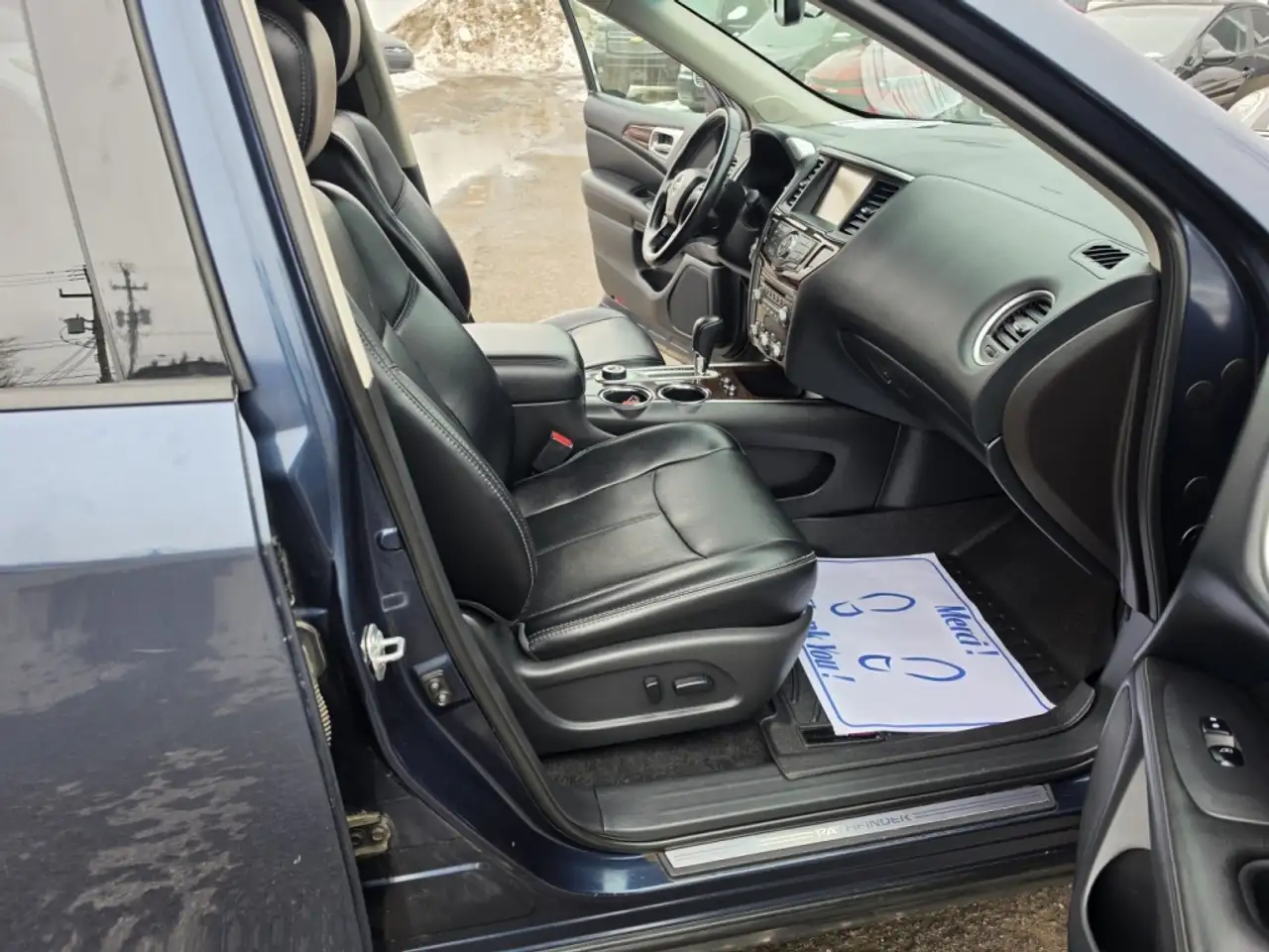 Nissan Pathfinder снимка Nissan Pathfinder