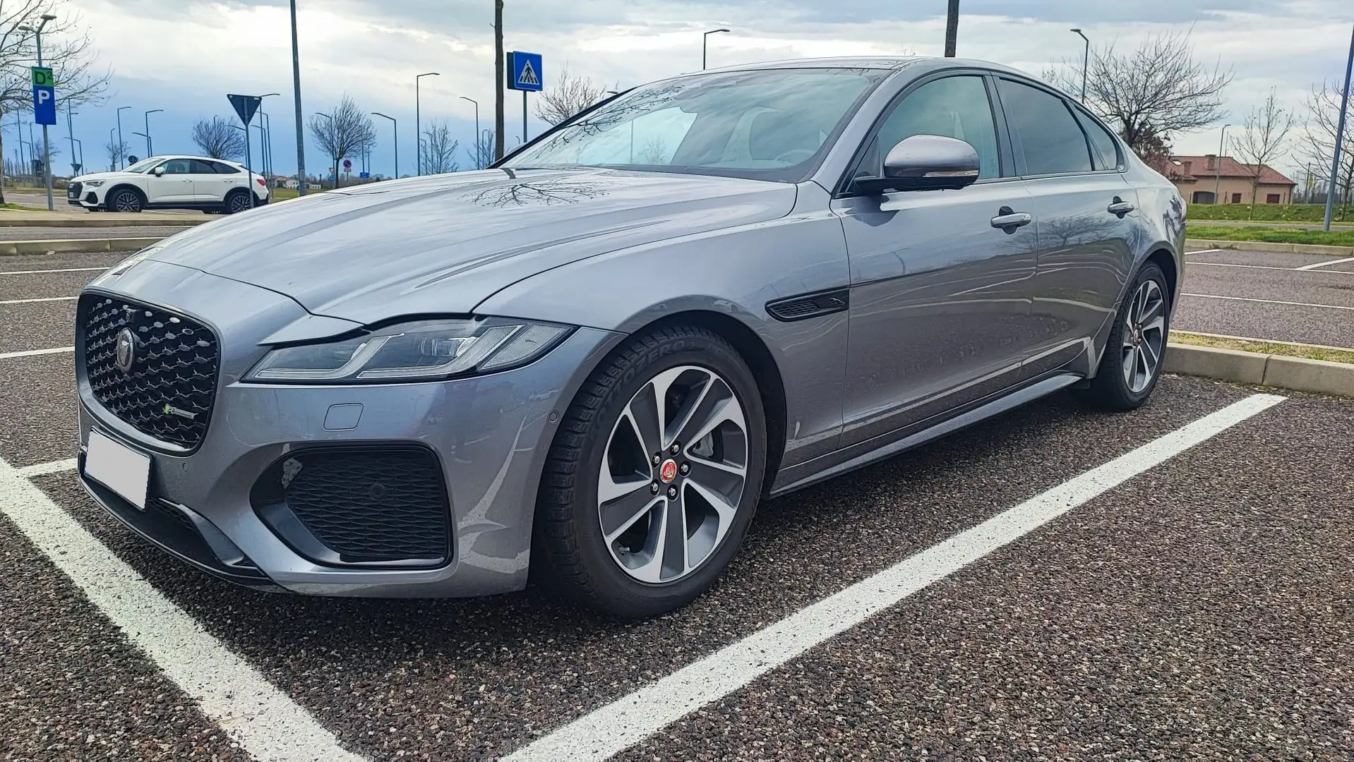 Jaguar XF XF 2.0 D204 R-Dynamic S awd auto Grey - 1