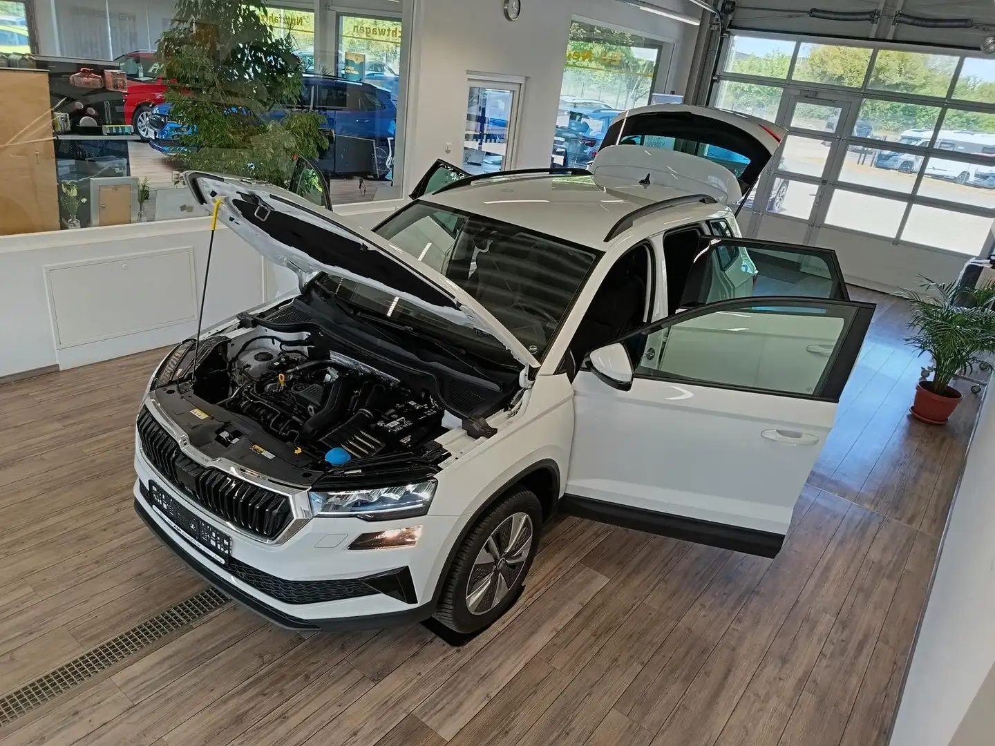 Skoda Karoq Style 1,5TSI DSG*AHK-VORBER*NAVI*LED*R-KAM Weiß - 2