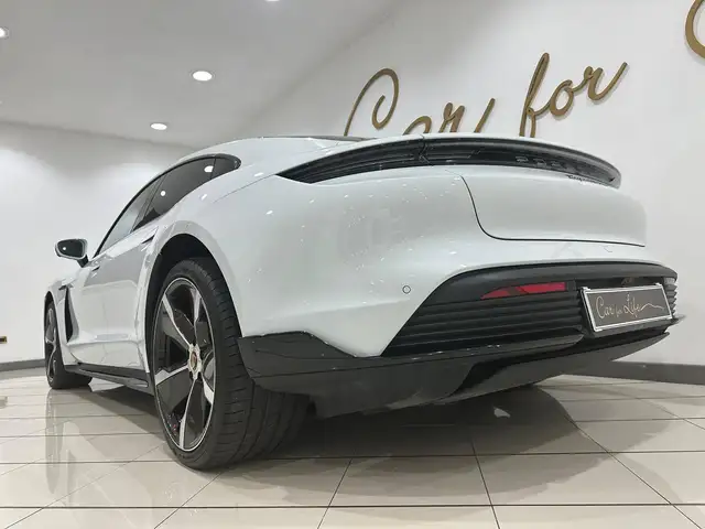 Porsche Taycan view 11