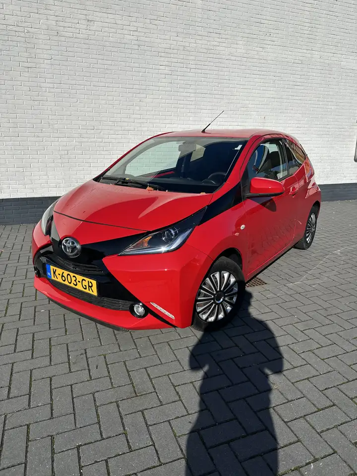 Toyota Aygo 1.0 VVT-i x-play — photo 1 of 8